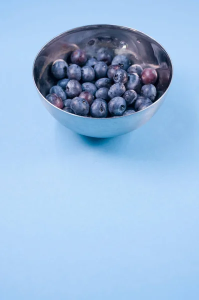 Bacche Fresche Gustose Dolci Una Ciotola Tavolo Azzurro Con Spazio — Foto Stock