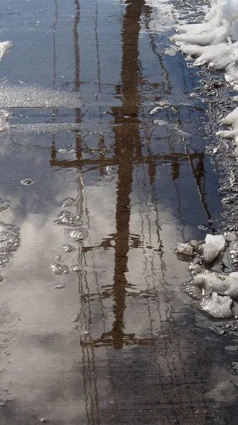 Riflesso Dei Fili Elettrici Che Riflettono Sulle Pozzanghere Acqua Congelate — Foto Stock