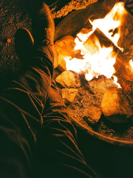 Μια Κάθετη Βολή Από Ανθρώπινα Πόδια Και Μια Φωτιά Βράδυ — Φωτογραφία Αρχείου