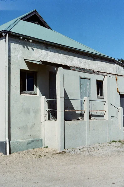 Tiro Vertical Uma Velha Casa Abandonada — Fotografia de Stock
