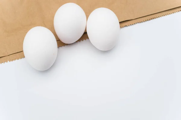 Biologische Witte Eieren Een Wit Bruin Papieren Oppervlak Met Kopieerruimte — Stockfoto