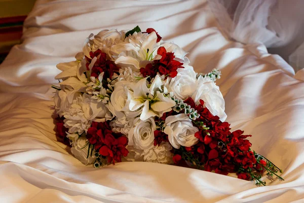 침대에 커다란 꽃다발을 클로즈업 — 스톡 사진