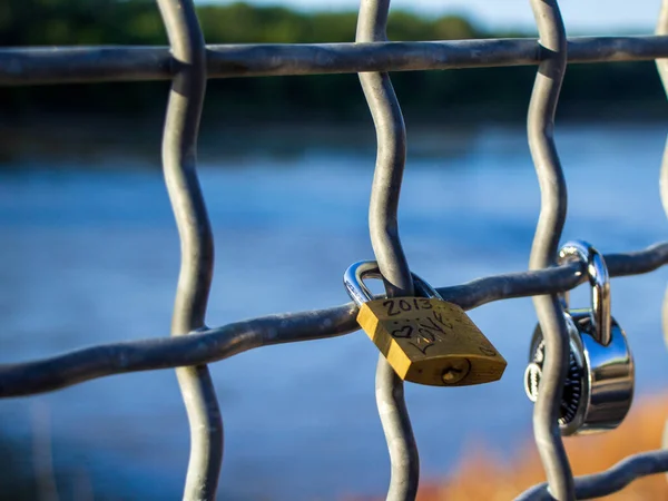 Een Close Shot Van Sluizen Brug Hek — Stockfoto