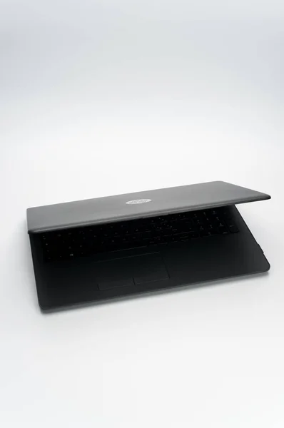 Como Italy 2021年10月31日 笔记本电脑 白色工作台上有一个带文字空间的闭盖 — 图库照片