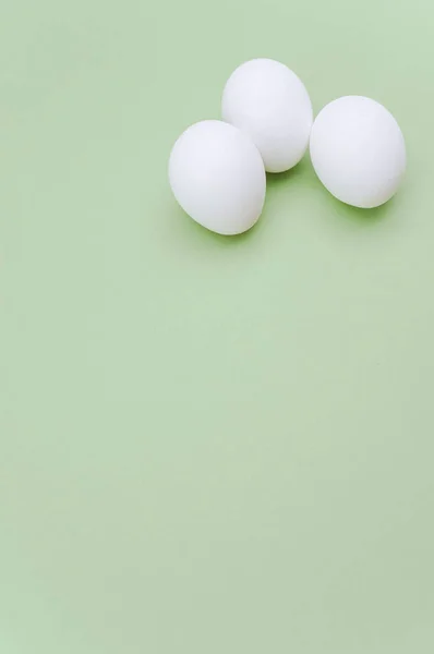 Ovos Brancos Orgânicos Uma Superfície Branca Verde Com Espaço Cópia — Fotografia de Stock