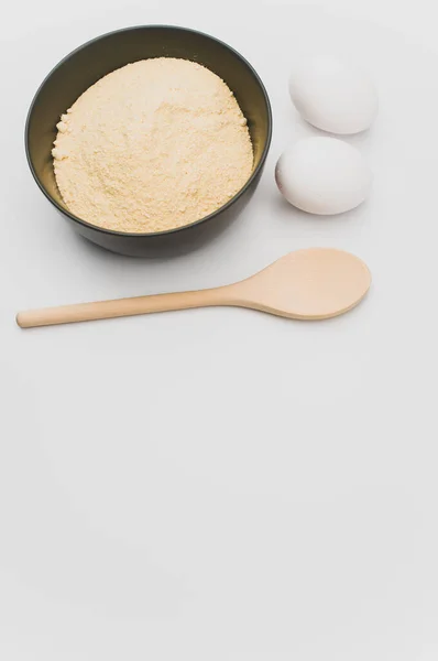 Cuillère Bois Œufs Blancs Bol Gris Foncé Avec Farine Complète — Photo