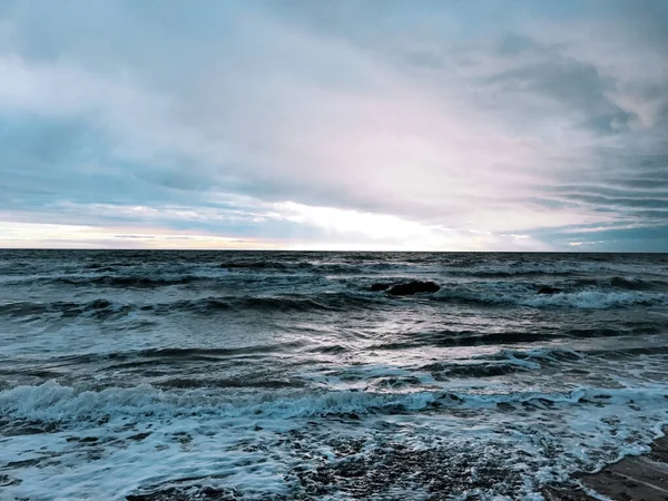 Uitzicht Een Prachtig Strand Een Bewolkte Dag Bij Zonsondergang — Stockfoto