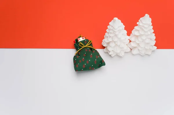 Árboles Coníferas Decorativas Aisladas Decoración Navidad Sobre Fondo Rojo Blanco — Foto de Stock