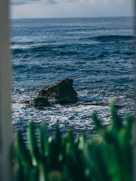 Вертикальный Кадр Скального Образования Море — стоковое фото