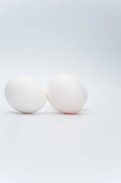 Ovos Brancos Orgânicos Uma Superfície Branca Com Espaço Cópia Para — Fotografia de Stock