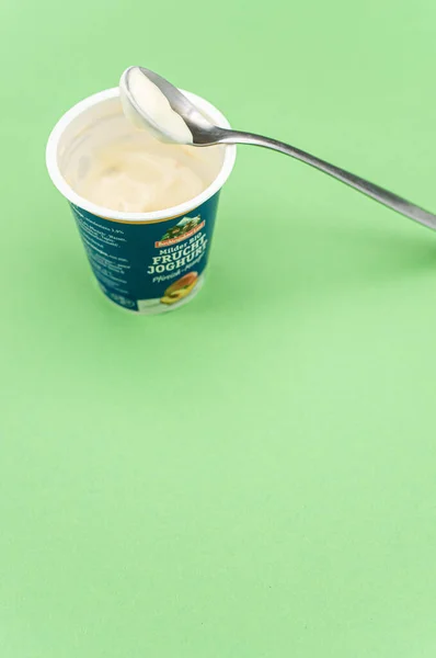 Como Italien Okt 2021 Isolerad Halv Full Ekologisk Frukt Yoghurt — Stockfoto