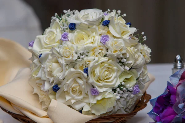 Egy Közeli Kép Mesterséges Virágokról Egy Esküvőn — Stock Fotó