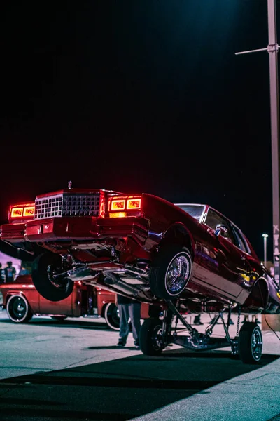 Eine Vertikale Aufnahme Eines Roten Lowriders Prozess Der Übertragung — Stockfoto