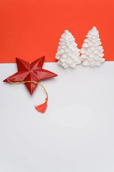 Vereinzelte Dekorative Nadelbäume Und Weihnachtsdekoration Vor Rotweißem Hintergrund — Stockfoto