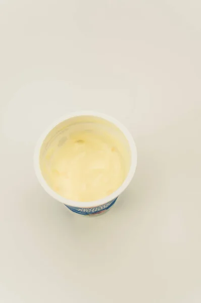 Como Italien Okt 2021 Isolerad Halv Full Ekologisk Frukt Yoghurt — Stockfoto