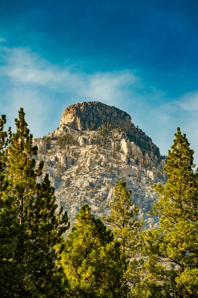 Vertical Shot Beautiful Rocky Mountains Sunny Day — Stock Photo, Image