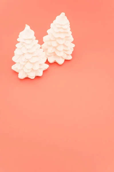 Geïsoleerde Decoratieve Naaldbomen Kerst Decor Tegen Een Zalm Kleur Achtergrond — Stockfoto