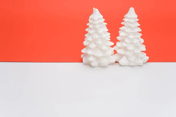 Árboles Coníferas Decorativos Aislados Decoración Navidad Sobre Fondo Rojo Blanco —  Fotos de Stock