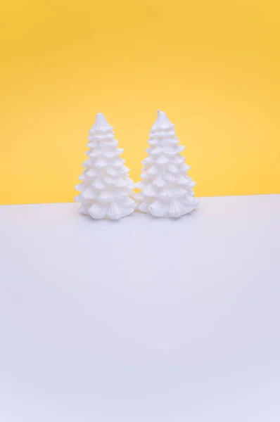 Árboles Coníferas Decorativas Aisladas Sobre Fondo Blanco Amarillo Pastel — Foto de Stock