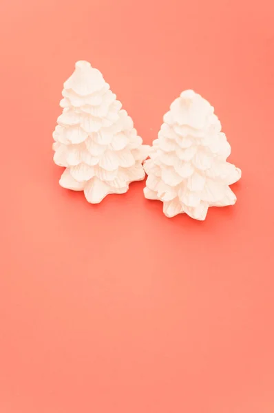 Isolato Decorativo Conifere Decorazione Natale Contro Uno Sfondo Colore Salmone — Foto Stock