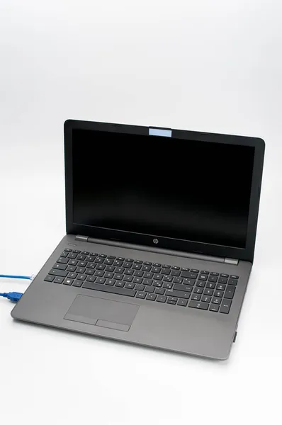 Como Italië Okt 2021 Laptopcomputer Met Gesloten Deksel Met Netwerkkabels — Stockfoto