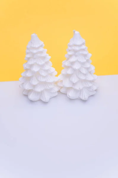 Izolované Dekorativní Jehličnaté Stromy Pastelově Žlutém Bílém Pozadí — Stock fotografie
