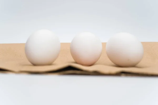 Huevos Blancos Orgánicos Sobre Una Superficie Papel Blanco Marrón Con —  Fotos de Stock