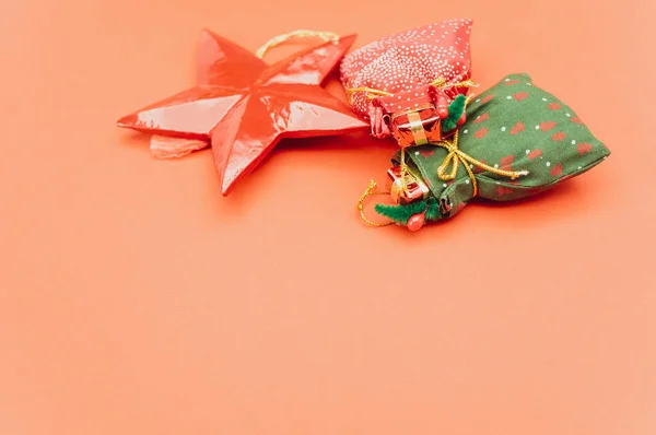 Weihnachtsdekoration Mit Text Auf Orangefarbener Papieroberfläche — Stockfoto
