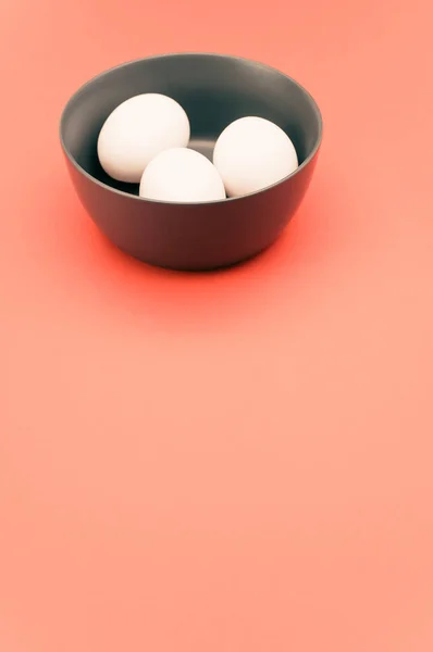 Weiße Bio Eier Einer Dunkelgrauen Schüssel Auf Lachsrosa Oberfläche Mit — Stockfoto