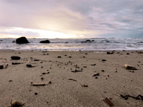 Una Vista Una Bella Spiaggia Con Rocce Una Giornata Nuvolosa — Foto Stock