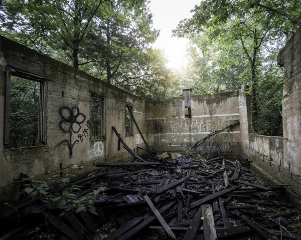 Old Destroyed Building Paintings Walls Many Ruins Dirty Wood Sticks — Stock Photo, Image