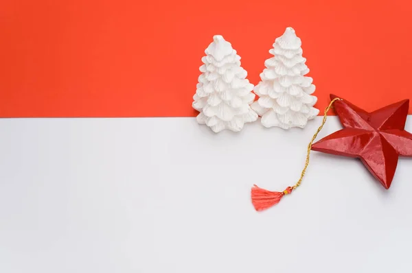 Απομονωμένα Διακοσμητικά Κωνοφόρα Δέντρα Και Χριστουγεννιάτικη Διακόσμηση Κόκκινο Λευκό Φόντο — Φωτογραφία Αρχείου