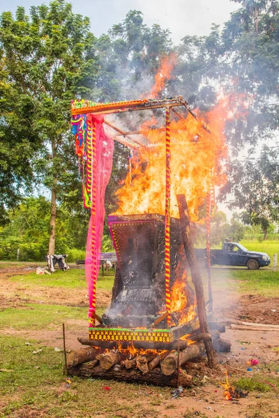 Buddyjska Kremacja Tajlandii Południowo Wschodnia Azja Pogrzeb Wieśniaka Płonący Drewnem — Zdjęcie stockowe
