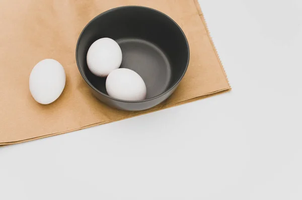 Biologische Witte Eieren Een Donkergrijze Schaal Voedselpapier Wit Oppervlak Met — Stockfoto