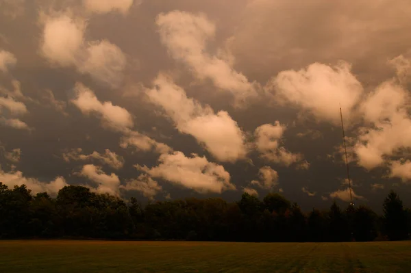 Ein Schöner Blick Auf Flauschige Wolken Himmel Bei Sonnenuntergang — Stockfoto