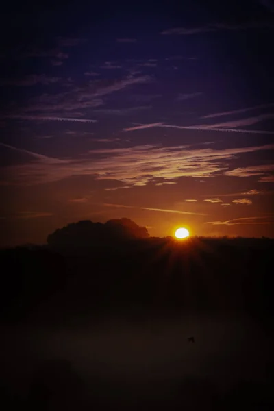 Ein Schöner Blick Auf Den Sonnenuntergangshimmel Über Einer Landschaft — Stockfoto