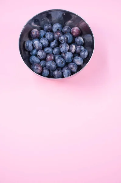 Fresh Tasty Sweet Organic Berries Bowl Pink Tabletop Copy Space — Stock Photo, Image