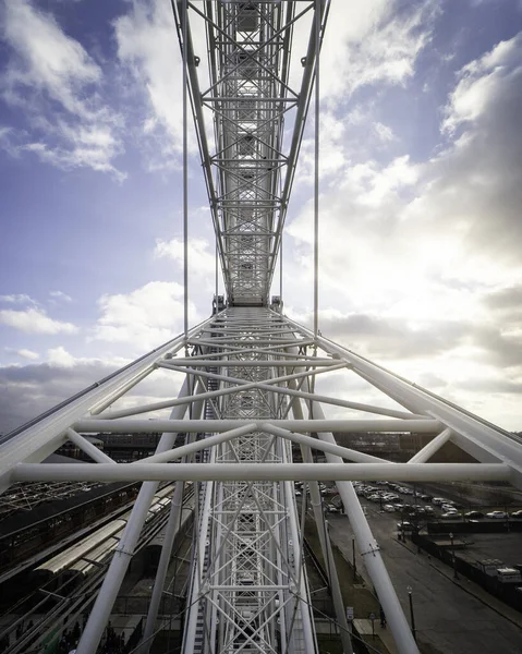 Vertical Shot Metallic Construction Part Ferris Wheel Cloudy Blue Sky — Stock Photo, Image