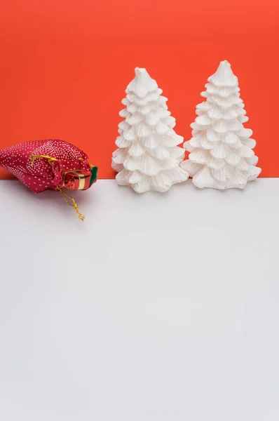 Árboles Coníferas Decorativas Aisladas Decoración Navidad Sobre Fondo Rojo Blanco —  Fotos de Stock