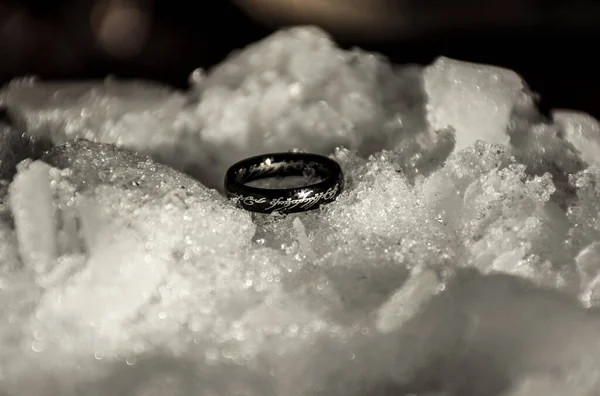 雪の上に黒いリングの灰色のショット — ストック写真