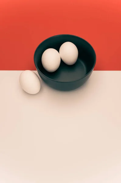 Органические Белые Яйца Темной Серой Чаше Белой Красной Поверхности Копировальным — стоковое фото