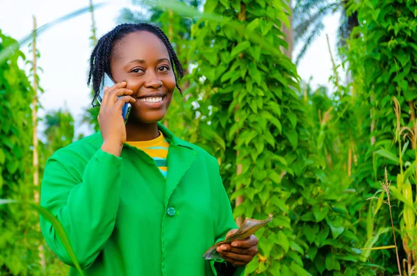 Jovem Africana Falando Telefone Jardim — Fotografia de Stock