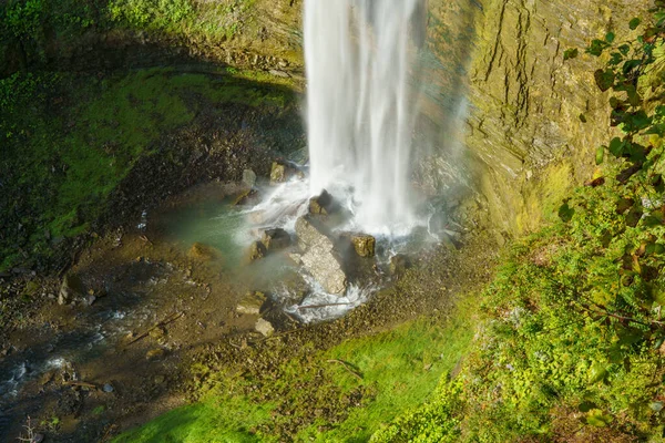 Hermosa Cascada Sobre Las Colinas Día Soleado — Foto de Stock