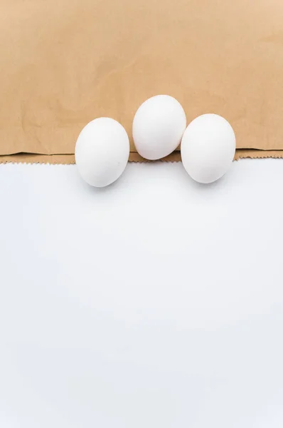 Органічні Білі Яйця Білій Коричневій Поверхні Паперу Копіювальним Простором Тексту — стокове фото
