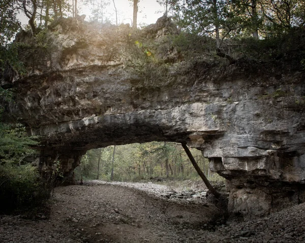 Musgoso Puente Piedra Arqueada Bosque — Foto de Stock