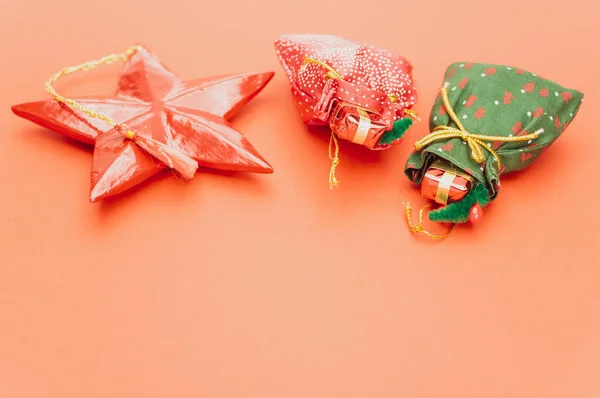 Turuncu Kağıt Yüzeyinde Samanla Süslenmiş Noel Zamanı Süslemeleri — Stok fotoğraf