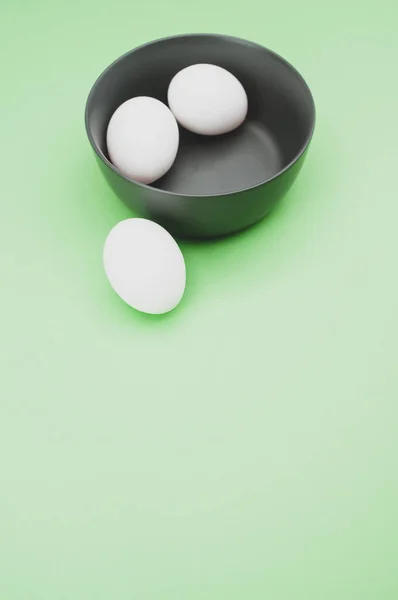 Органічні Білі Яйця Темно Сірій Мисці Зеленій Поверхні Місцем Тексту — стокове фото