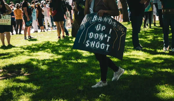 Una Persona Parco Affollato Possesso Manifesto Che Afferma Mani Alto — Foto Stock