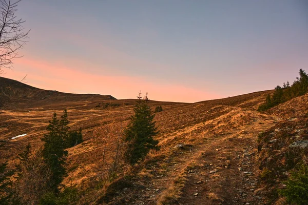 Ein Schöner Blick Auf Den Sonnenuntergangshimmel Über Einer Bergigen Landschaft — Stockfoto