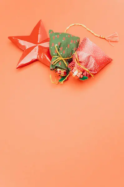 Різдвяні Прикраси Соком Тексту Оранжевій Поверхні Паперу — стокове фото
